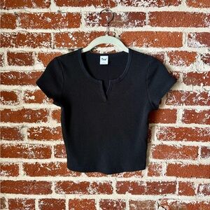 Aritzia Tna black ribbed short sleeve baby tee size 
tagged: small